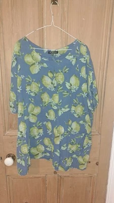 Italian Linen Mix Short Sleeved Blouse in Blue With Lemon Motife Size 26 UK - Image 1 of 4