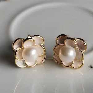 Natural 6mm Pearl Camellia Stud Earrings 14k Yellow Gold-Plated 925 Silver - Picture 1 of 4
