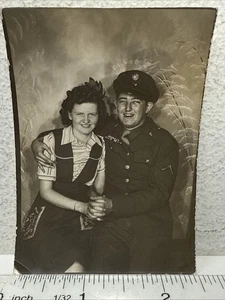 Cabina de fotos instantánea vintage Segunda Guerra Mundial sonriente soldado de Estados Unidos en uniforme con novia - Imagen 1 de 3