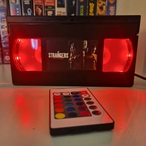 The Strangers Lampada Videocassetta LED VHS Regalo Compleanno Natale Retro Horror Luce - Foto 1 di 3