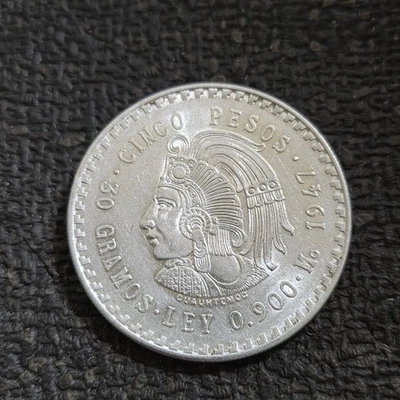 1947 Mexico 🇲🇽 5 Pesos .900 Silver Cuauhtemoc Aztec Warrior Key Date KM # 465  - Image 1 of 2