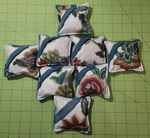 Paquete de 8 pesas de tela hechas a mano - florales y correas - pesas de costura - inquietudes de escritorio - Imagen 1 de 4