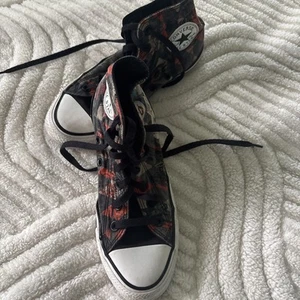 Converse Harley Quinn Sneakers DC Comics Shoes High Top Lace Up Black Red M5/W7 - Picture 1 of 4
