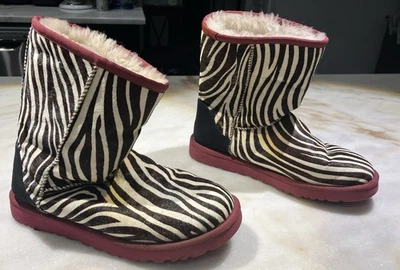 BOTAS UGG AUSTRALIA CLÁSICAS CORTAS EXÓTICAS CEBRA Talla 9 MUJER #1002790 ROSA RARAS Foto 1 de 4