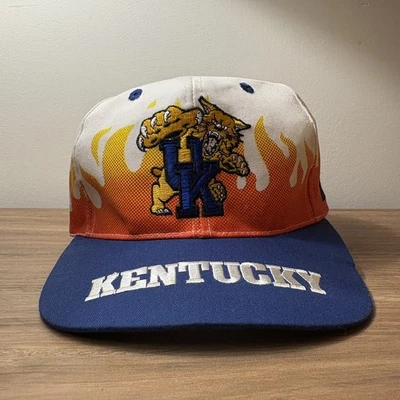 De colección Años 90 Reino Unido Kentucky Wildcats On Fire Flame Sombrero Snapback OSFA Raro NCAA Foto 1 de 4