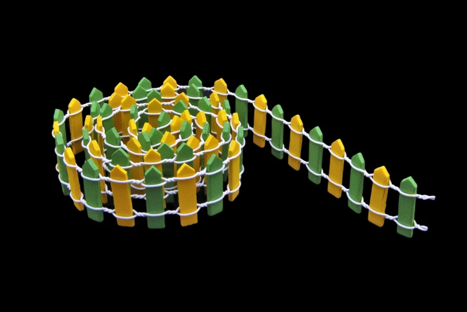 Cerca de piquete verde y amarillo miniatura de jardín de hadas de 1"x35" - Compra 3 ahorra $5 Foto 1 de 1