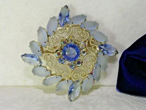 Gorgeous FROSTED/SATIN GLASS Blue Rhinestone HEART CENTERS Vintage Brooch PIN - Picture 1 of 3