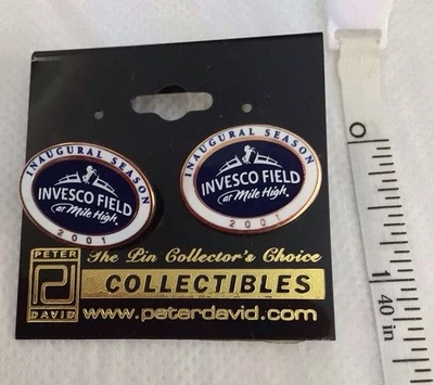 Nuevos pendientes perforados con botones en tarjeta al por menor INVESCO FIELD TEMPORADA INAUGURAL 2001 Foto 1 de 3