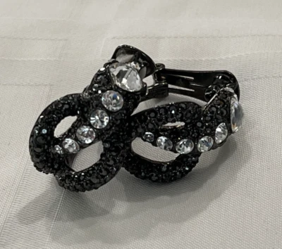 Pendientes de clip de diamantes de imitación negros y transparentes de colección Kenneth Jay Lane Foto 1 de 4