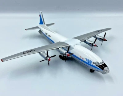 Modelo de avión Antonov An-10 Aeroflot URSS (librea azul) CCCP-11157 escala 1:200 Foto 1 de 4