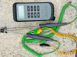 Kane-May KM340 digital thermometer, Various Probes, Rubber Boot - Picture 1 of 3