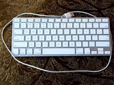 El teclado Apple Mac con cable USB más pequeño y compacto modelo A1242 MB869LL/A Foto 1 de 4