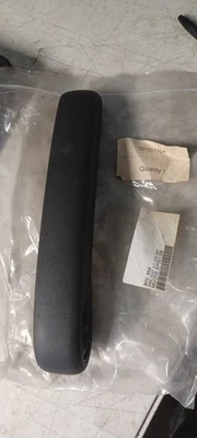 REPOSABRAZOS AM GENERAL, MONTAJE LADO CONDUCTOR, MV-1 SP001104 Foto 1 de 2