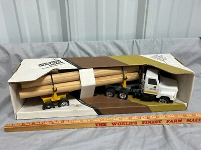 John Deere Heavy Duty Logging Truck 1:25 #3180 NIB Ertl International Steel Wood - Image 1 of 4
