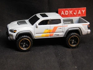 Hot Wheels ~ Toyota Tacoma '20 4x4 ~ cabina de 4 puertas ~ camioneta pickup - Imagen 1 de 3