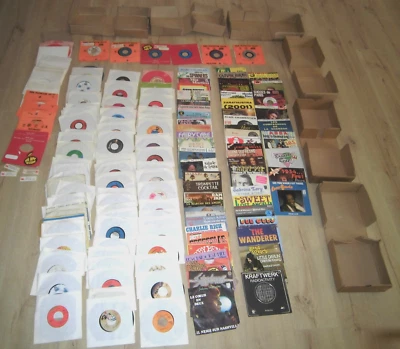 Lot d'environ 160 Disques Vinyles 45T  45 Tours / Rock Variété Jukebox etc. - Photo 1/4
