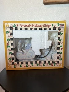 Estatuilla de escena de invierno trineo navideño de porcelana Midwestern Home Products 12" x 8" - Imagen 1 de 8
