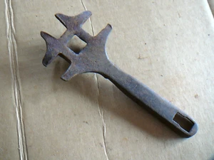 Antigua llave de cochecito de cuatro vías de hierro fundido herramienta de rancho de granja - 8" de largo - sin nombre - Imagen 1 de 3