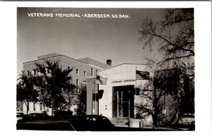 ABERDEEN, SOUTH DAKOTA - VETERANS MEMORIAL - MODERAN ECHTFOTO POSTKARTE - Bild 1 von 2