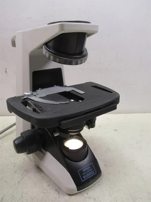 Cuerpo de microscopio Nikon Eclipse E200 con fuente de luz de trabajo mecánica para escenario Foto 1 de 4