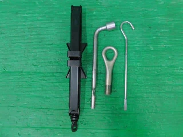 Kit de herramientas DAIHATSU Move Canbus 2017 DBA-LA800S [usado] [PA85262188] Foto 1 de 1