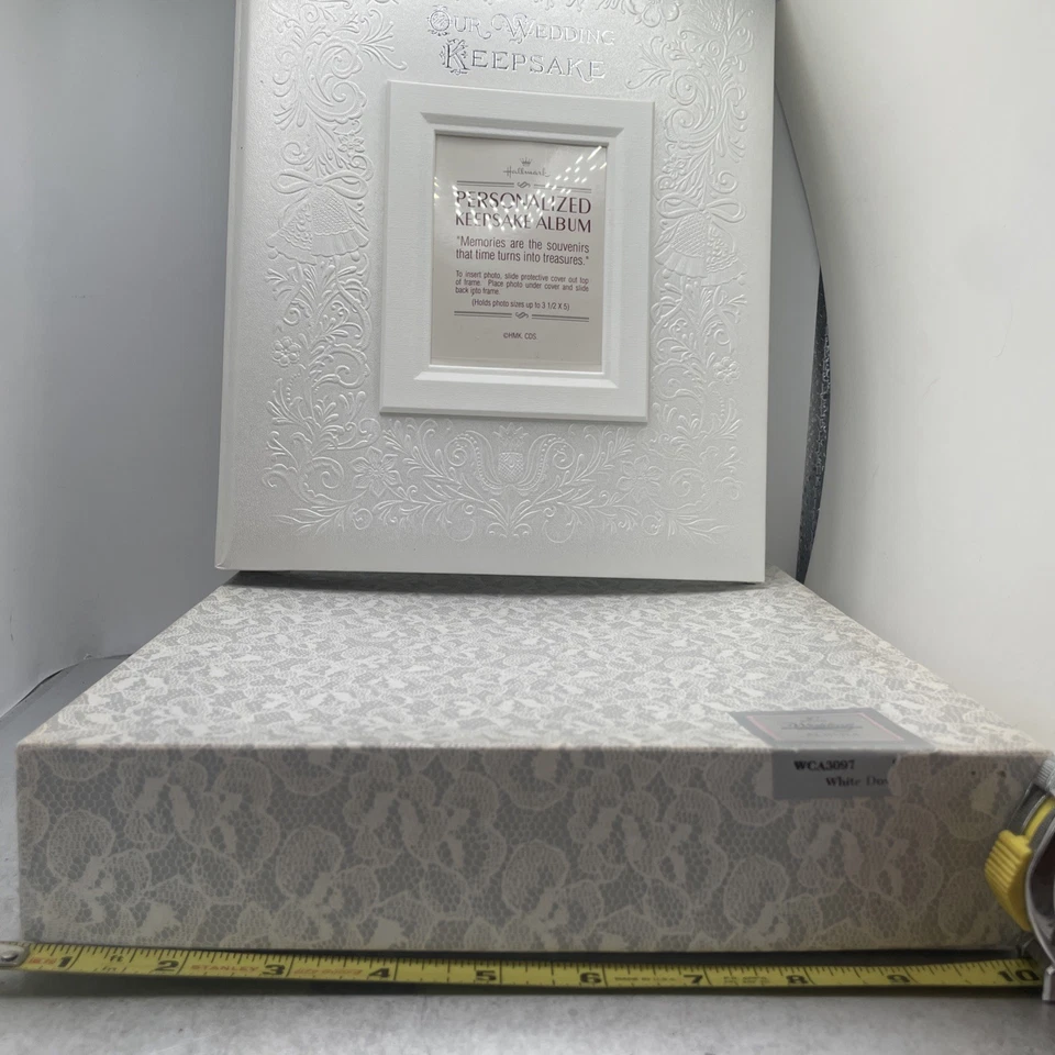 Álbum de recuerdos de recuerdo en relieve marfil con sello vintage Foto 1 de 4