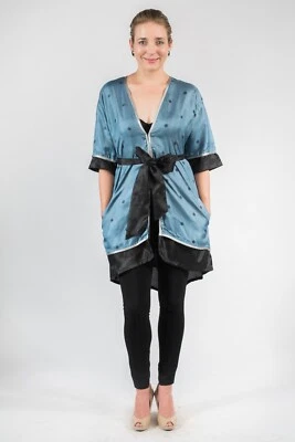 дымчатый синий и черный шелк смесь халат/верхняя одежда, с крошечными элегантными геометрическими принтами - Изображение 1 из 4