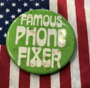 Famous Phone Fixer Button Pin - Bild 1 von 1