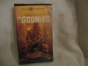The Goonies VHS Tape 1985 Steven Spielberg Warner Brothers Movie Clamshell Film - Picture 1 of 1
