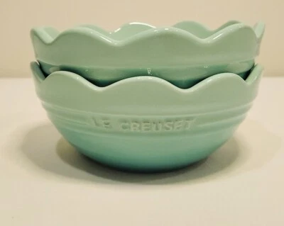 Juego de 2 cuencos de flores con volantes Le Creuset geniales de 5,5 pulgadas de ancho borde festoneado nuevo con etiquetas Foto 1 de 4