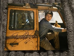 Foto firmada por Dylan O’Brien 8x10 Maze Runner Series Bumblebee estrella de cine actor - Imagen 1 de 2