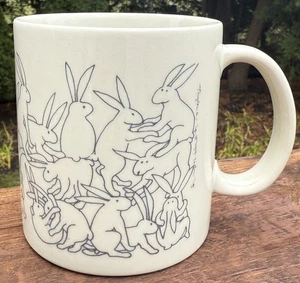 Taza vintage 1979 Taylor & Ng (Japón) Naughty Rabbits línea azul/gris dibujos - Imagen 1 de 12