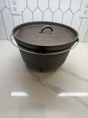 Horno holandés de hierro fundido de 3 patas de 11,5" con tapa Foto 1 de 4