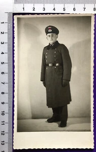 WW2 private Fotokarte Soldat im Mantel - Picture 1 of 2