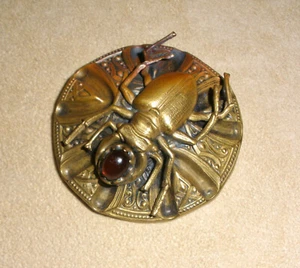 Broche eduardiano redondo escarabajo escarabajo década de 1910 con cabujón de vidrio rojo rubí - Imagen 1 de 8