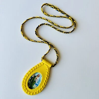 Escapulario Con San Judas Trenzado Con Hilo Amarillo/Negro Mide 28 Pulgadas Nuevo�� Foto 1 de 4