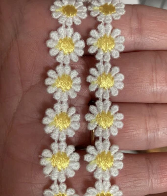 15/30/45/60 WHITE & YELLOW COTTON LACE DAISY MOTIFS Sew On Flower Appliques LC15 - Image 1 of 3