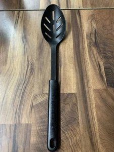 "Cuchara para servir ranurada Calphalon 8 ranuras nailon silicona negra 14"" hecha en EE. UU." - Imagen 1 de 9