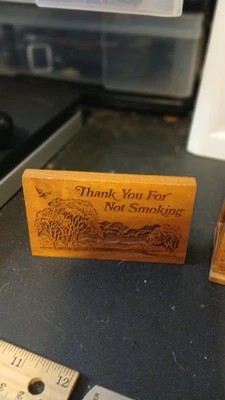 Letrero de madera grabado con láser, servilletero y 2 cajas no grabadas. Foto 1 de 4