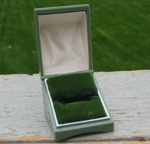 Vintage MCM Dennison USA Ring Presentation Box Green Velvet Satin Lined Men's - Picture 1 of 6
