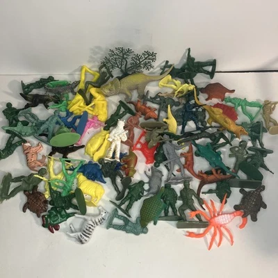 Lote Mixto de Figuras De Colección Años 60-70 Vaqueros, Indios, Hombres del Ejército, Extraterrestres, Dinos, Etc Foto 1 de 4