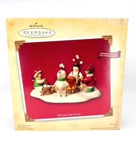 NUEVO Hallmark 2003 “Esperando a Santa” Juego de 4 Adornos + Base + Candelabro - Imagen 1 de 4