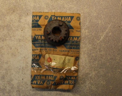 YAMAHA 2ND GEAR PINION TRANSMISSION JT1 JT2 JT2MX 1971 1972 257-17121-00 NOS OEM - Image 1 of 4