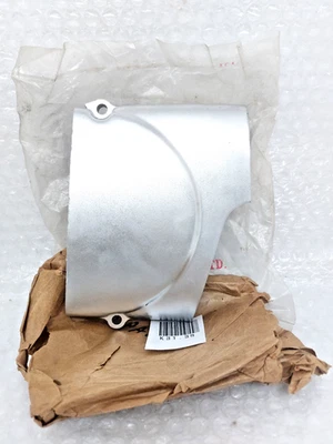 Protector de cubierta de cadena de piñón de motor genuino Honda S90 SL90 CL90 CS90 ST90 NUEVO DE STOCK Foto 1 de 4