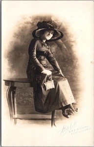 c1910s LOS ANGELES Calif. Foto ESTUDIO RPPC Postal Mujer Joven MODA Glamour - Imagen 1 de 2