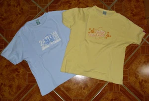 2 x T- Shirt kurzarm Gr. 158 164 hellblau gelb vorn bedruckt C&A Here+There - Bild 1 von 5