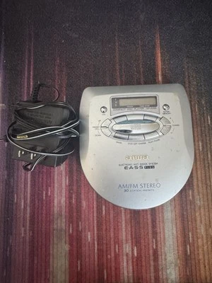 CD player portátil antiderrapante AIWA com sintonizador AM/FM modelo XP-R100 com carga - Imagem 1 de 4