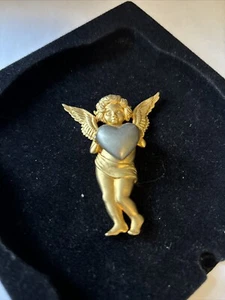 Vintage © JJ Cherub Pin Brosche gealtertes Messing gebürstetes Zinn Herz schwer zu finden - Bild 1 von 6