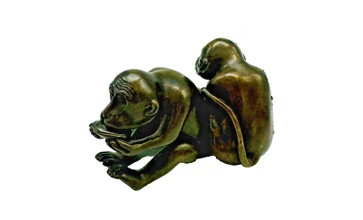 Antigua estatuilla japonesa de bronce de monos juguetones Okimono Foto 1 de 4