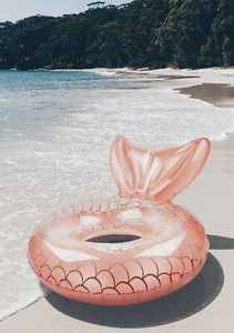 NEU SunnyLife Luxus Roségold Meerjungfrau Pool Ring - VERKAUF Party Pool BBQ Familienspaß - Bild 1 von 4